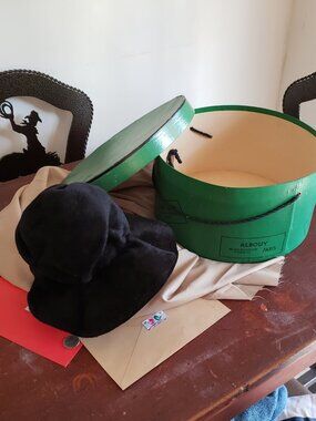 VINTAGE CLOCHE BLACK FURRY FELT HAT